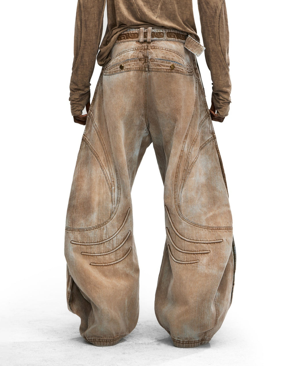 Three-dimensional Structured Curved-leg Jeans