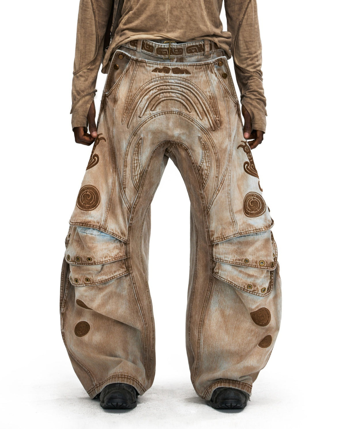 Three-dimensional Structured Curved-leg Jeans
